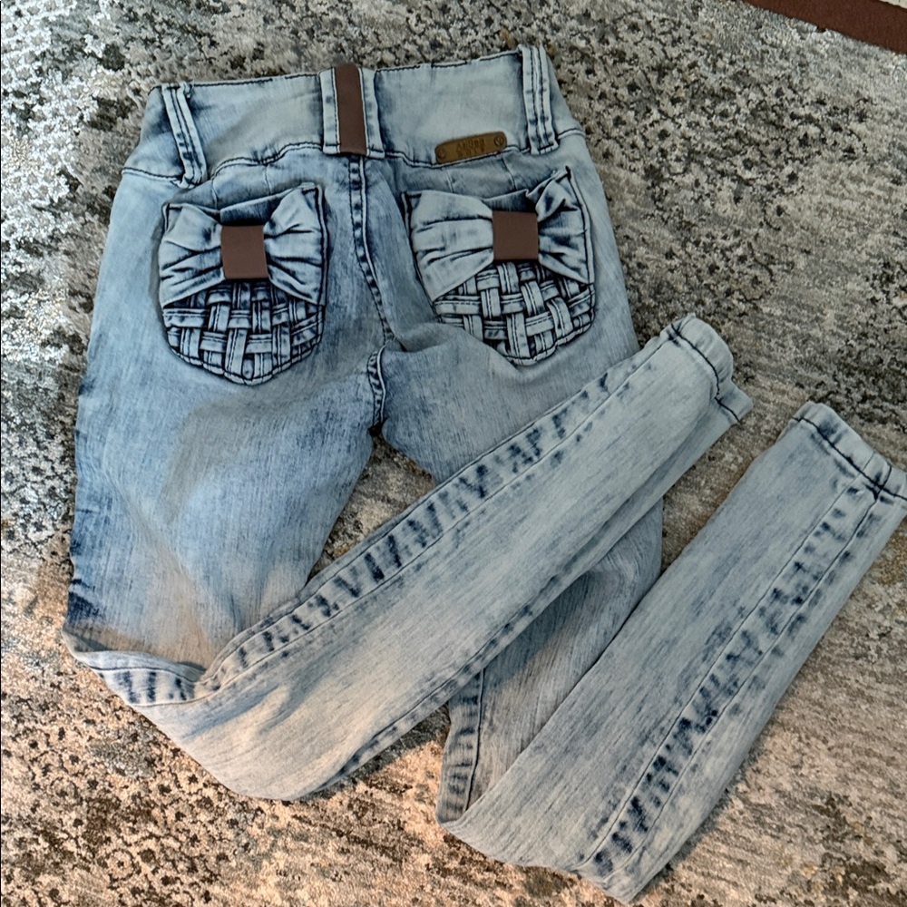 Chic Light Blue Skinny Jeans with Bow Accents
